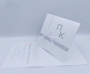 Προσκλητήρια γάμου πολυτελείας U007 λευκό & ασημί περλέ γκλίτερ newage invitations Προσκλητήρια γάμου πολυτελείας σε λευκές και ασημί αποχρώσεις, μεταλλικό φάκελο, γκλίτερ (glitter) και κορδέλα της εταιρίας NewAge invitations