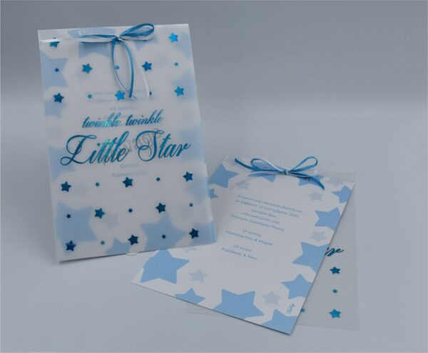 Προσκλητήρια βάπτισης πολυτελείας F001 little star μικρός σταρ. Αστέρια που λαμπυρίζουν και δέσιμο με λευκή και σιέλ κορδέλα. Εκτύπωση σε χαρτί και ριζόχαρτο με λεπτομέρεια λεπτομέρεια στα αστέρια, της εταιρίας NewAge invitations