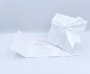 Προσκλητήρια γάμου πολυτελείας U024 relief ανάγλυφο με κορδέλα, της εταιρίας NewAge invitations