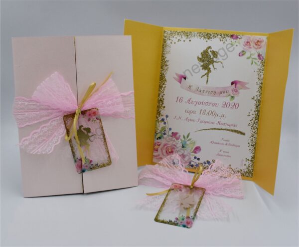 Προσκλητήρια βάπτισης πολυτελείας F013 fairy gold, νεραίδα. Προσκλητήριο με εκτύπωση σε μεταλλικό ιριδίζον χαρτί, με φάκελο περιτύλιγμα ροζ και καρτελάκι με ασημοτυπία, της εταιρίας NewAge invitations