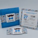 Προσκλητήρια βάπτισης πολυτελείας F018 little man, mustache, bow tie, μικρό αντράκι, μουστάκι, παπιγιόν. Προσκλητήριο με εκτύπωση σε ακουαρέλα χαρτί, με φάκελο περιτύλιγμα ριζόχαρτο, χάρτινη κορδέλα και καρτελάκι τυπωμένο, της εταιρίας NewAge invitations