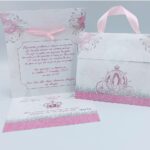 Προσκλητήρια βάπτισης με άμαξα Newage invitation 18b034 va carriage Προσκλητήρια βάπτισης με θέμα την άμαξα, πριγκίπισσα, ροζ λουλούδια | Newage invitations 18b034 va carriage