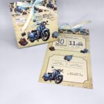 Προσκλητήρια βάπτισης με βέσπα | Newage 24b004 tr vespa Προσκλητήρια βάπτισης με βέσπα, βαλίτσες, ταξίδι | Newage invitations 24b004 tr vespa. Προσκλητήριο για βάπτιση, έγχρωμη εκτύπωση, με κορδέλα για το κλείσιμο, της εταιρίας NewAge invitations